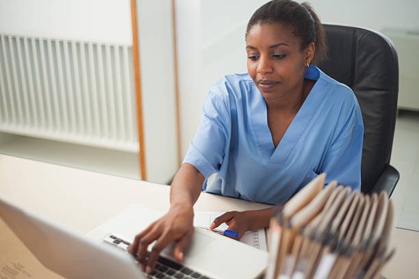 pielęgniarka za pomocą laptopa - receptionist desk computer laptop zdjęcia i obrazy z banku zdjęć