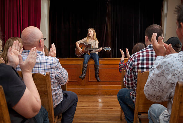 guitare acoustique performance - mahone bay photos et images de collection