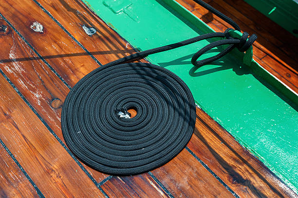 deck - moored nautical equipment circle rope - fotografias e filmes do acervo