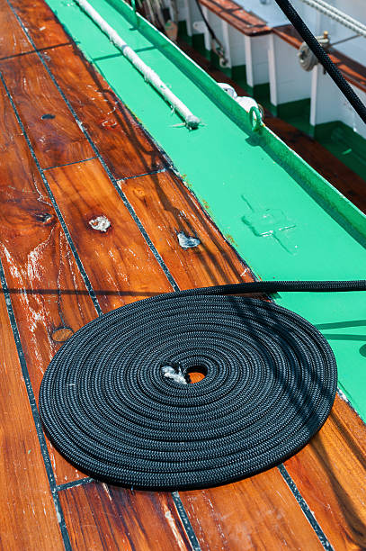 deck - moored nautical equipment circle rope - fotografias e filmes do acervo