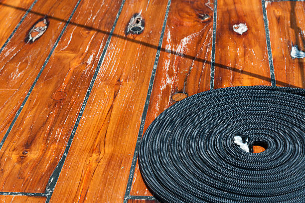 deck - moored nautical equipment circle rope - fotografias e filmes do acervo