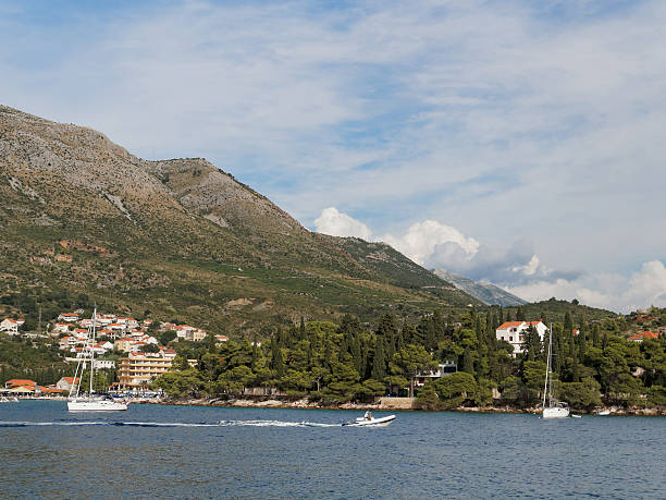 Cavtat, Croacia, montañas y Zal beach - foto de stock