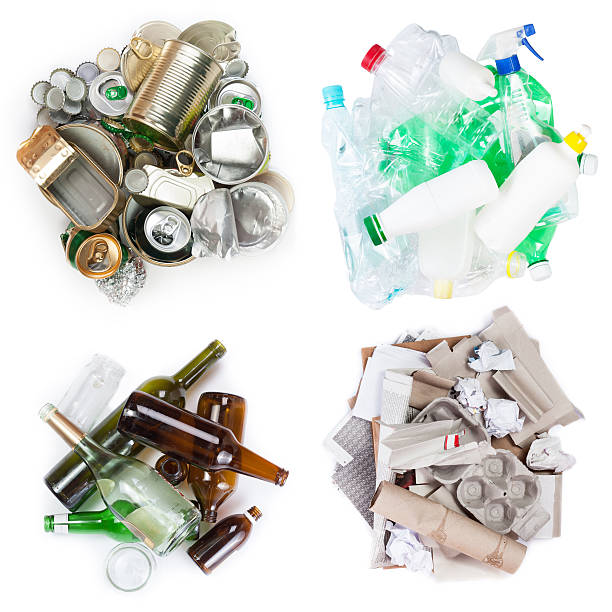 selección de basura para el reciclado - recycling paper garbage landfill fotografías e imágenes de stock