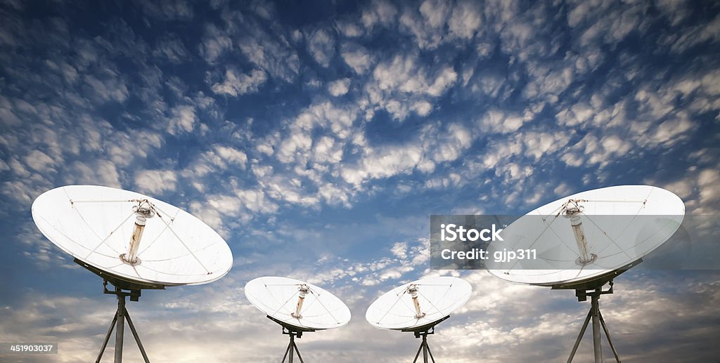 Satellitenschüssel-Antennen-führen darf - Lizenzfrei Breit Stock-Foto