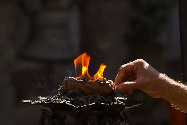 queimando incens para oferecer no templo budista - beleive - fotografias e filmes do acervo