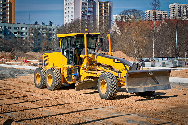 nivelador trabajo en una nueva construcción de carretera - construction machinery machine industrial equipment grader fotografías e imágenes de stock