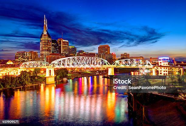 El Centro De La Ciudad De Nashville Foto de stock y más banco de imágenes de Nashville - Nashville, Panorama urbano, Noche