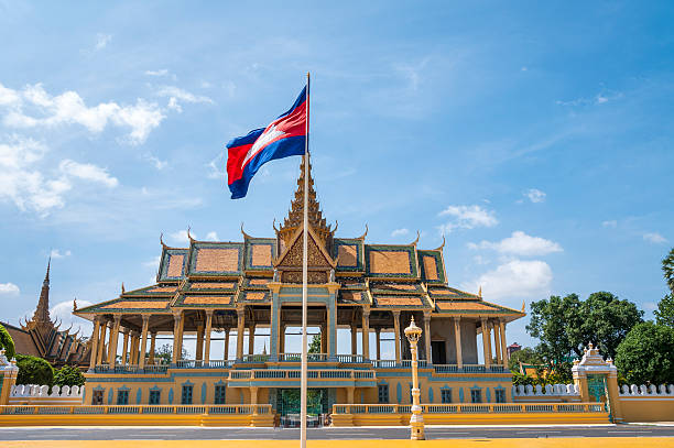 padiglione al chiaro di luna presso il palazzo reale di phnom penh, cambogia - stupa royal stupa local landmark national landmark foto e immagini stock
