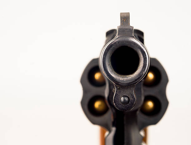38 revólver pistola de travagem nariz arma apontada no visualizador - handgun imagens e fotografias de stock