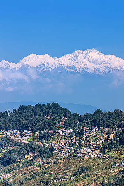 vue panoramique de darjeeling avec le mont kanchengjunga dans l'arrière-plan - sikkim photos et images de collection