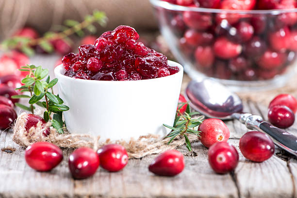 portion de confiture de canneberge - jellied cranberries photos et images de collection