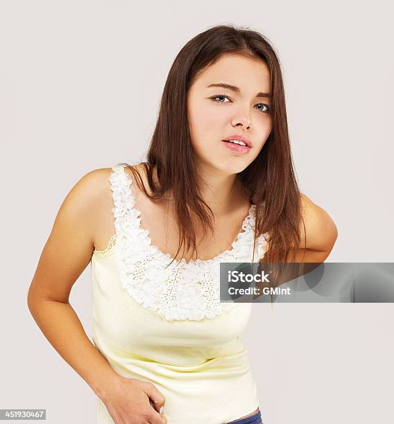 Retrato De Mujer Joven Sufre De Dolor De Estómago Foto de stock y más banco de imágenes de Adulto - Adulto, Adulto joven, Belleza