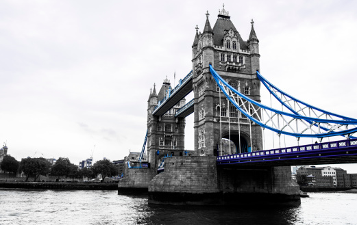 London Bridge's selective color picture.
