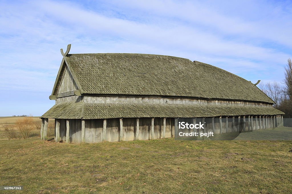 Viking Longhouse at Trelleborg circular fort, Denmark Trelleborg is one of six circular forts, Denmark and southern Sweden dating from the Viking Age (900 years), Trelleborg is also the common name used for the six fortifications in Aggersborg near Limfjorden, Denmark, Borgeby north of Lund in Sweden Building Exterior Stock Photo