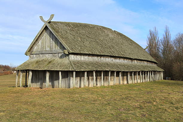 viking langhaus an trelleborg circular fort, dänemark - trelleborg stock-fotos und bilder