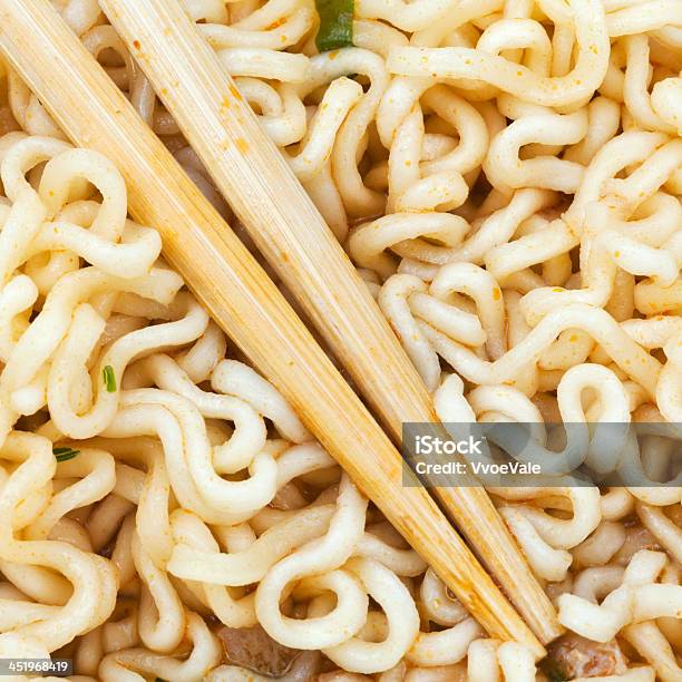 Comer Del Fideo Instantáneo De Madera De Palillos Chinos Foto de stock y más banco de imágenes de Agua