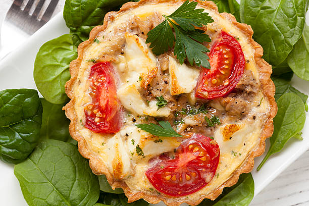 thunfisch und feta-tarte mit tomaten, spinat - spinach quiche tart savory food stock-fotos und bilder
