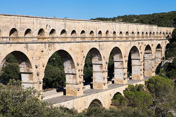 nimes aqueduto ponte gard - aqueduct roman ancient rome pont du gard - fotografias e filmes do acervo