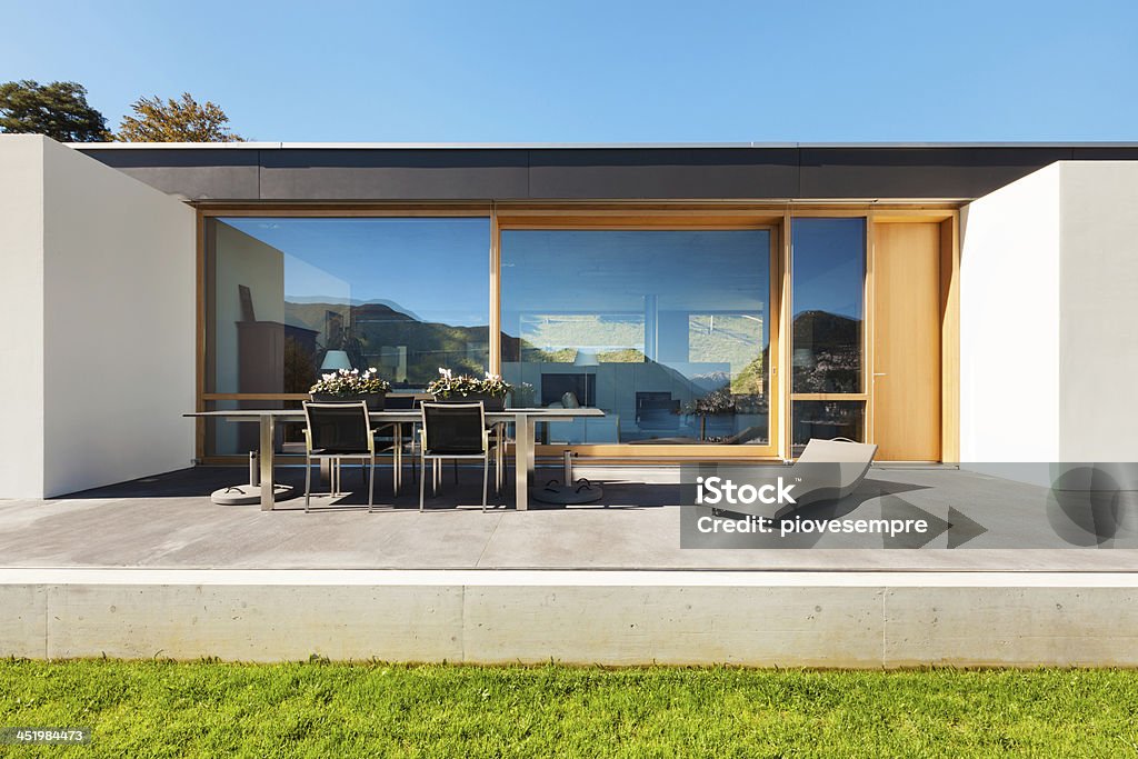 Belle maison moderne en ciment - Photo de Patio libre de droits