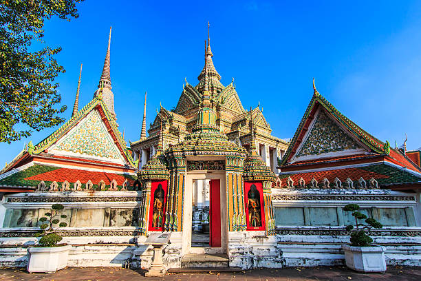 templi antichi, wat pho tempio di bangkok, tailandia - wat pho foto e immagini stock