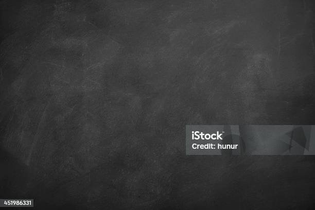 Eine Leere Tafel Mit Spuren Von Gelöscht Chalk Stockfoto und mehr Bilder von Schreibtafel - Schreibtafel, Bildhintergrund, Texturiert