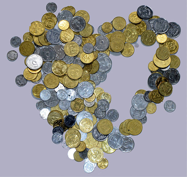 Monedas en la forma de corazón - foto de stock