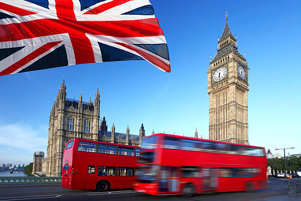 famoso big ben com de dois andares vermelho em londres, reino unido - big ben london england uk double decker bus imagens e fotografias de stock