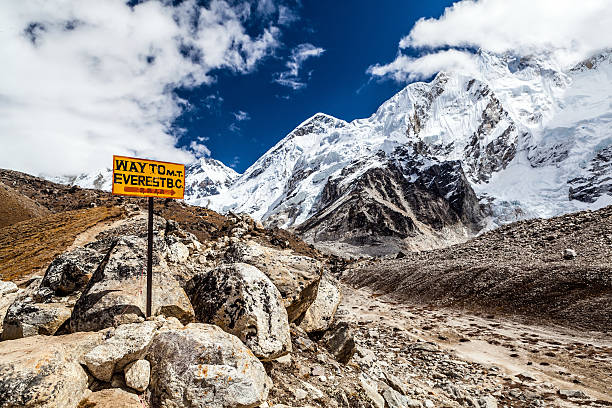 Mount Everest signpost Footpath to Mount Everest Base Camp signpost in Himalayas, Nepal. Khumbu glacier and valley snow on mountain peaks, beautiful view landscape Icefall stock pictures, royalty-free photos & images