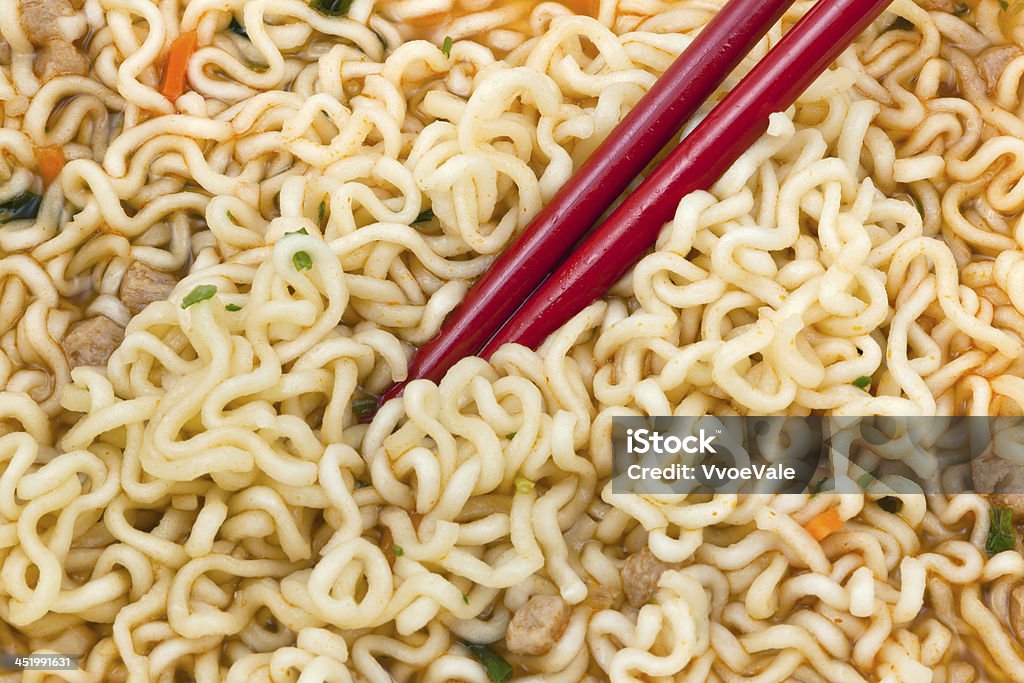 Essen instant Nudeln von red chopsticks - Lizenzfrei Asiatische Kultur Stock-Foto