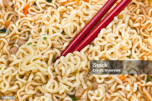 Essen Instant Nudeln Von Red Chopsticks Stockfoto und mehr Bilder von Asiatische Kultur - Asiatische Kultur, Asiatische Nudeln, Brodelnd