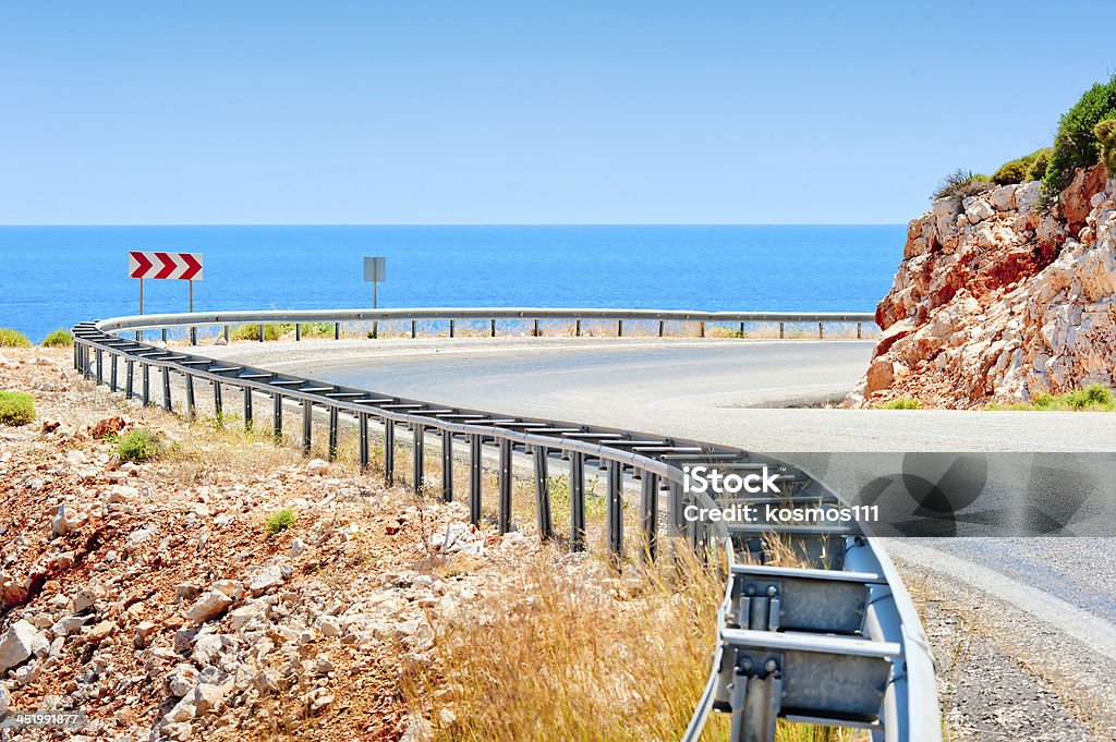 Al mar y a las montañas de la autopista fenced percutor - Foto de stock de Aire libre libre de derechos