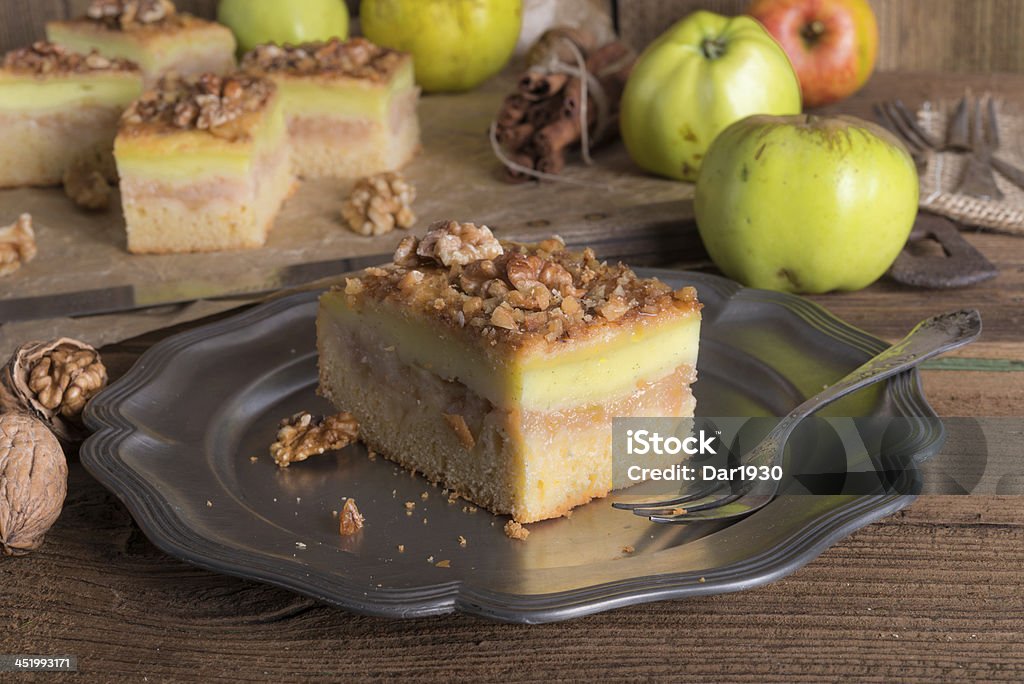 Torta de Maçã com Nozes Pudim de baunilha e - Royalty-free Assado no Forno Foto de stock