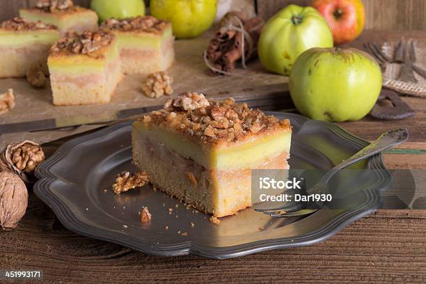 Torta De Maçã Com Nozes Pudim De Baunilha E - Fotografias de stock e mais imagens de Assado no Forno - Assado no Forno, Batata Frita - Lanche, Batatas Preparadas