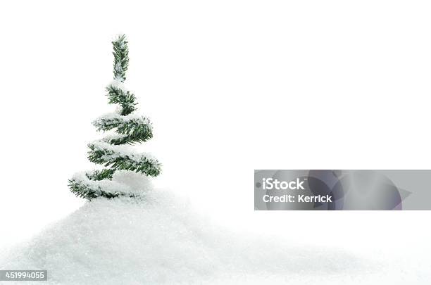 Christmas Tree In Schnee Stockfoto und mehr Bilder von Baum - Baum, Bildhintergrund, Blau