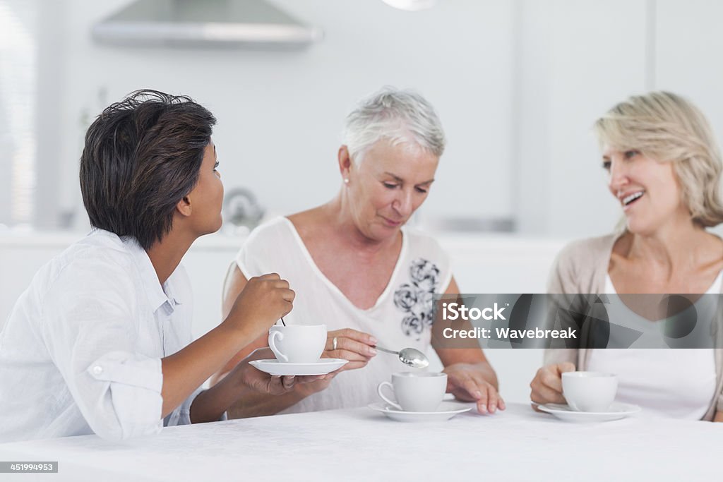 Mulheres com Chá juntos e a conversar - Royalty-free 20-29 Anos Foto de stock