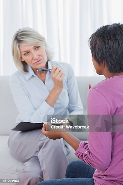 Psychologist Ouvir Seu Paciente - Fotografias de stock e mais imagens de Ouvir - Ouvir, Paciente, Sério