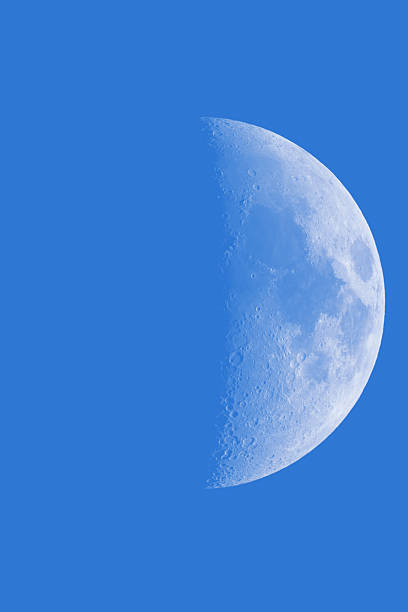 상현달 on 일광 blue sky 배경기술 - hand held telescope binoculars moon space 뉴스 사진 이미지