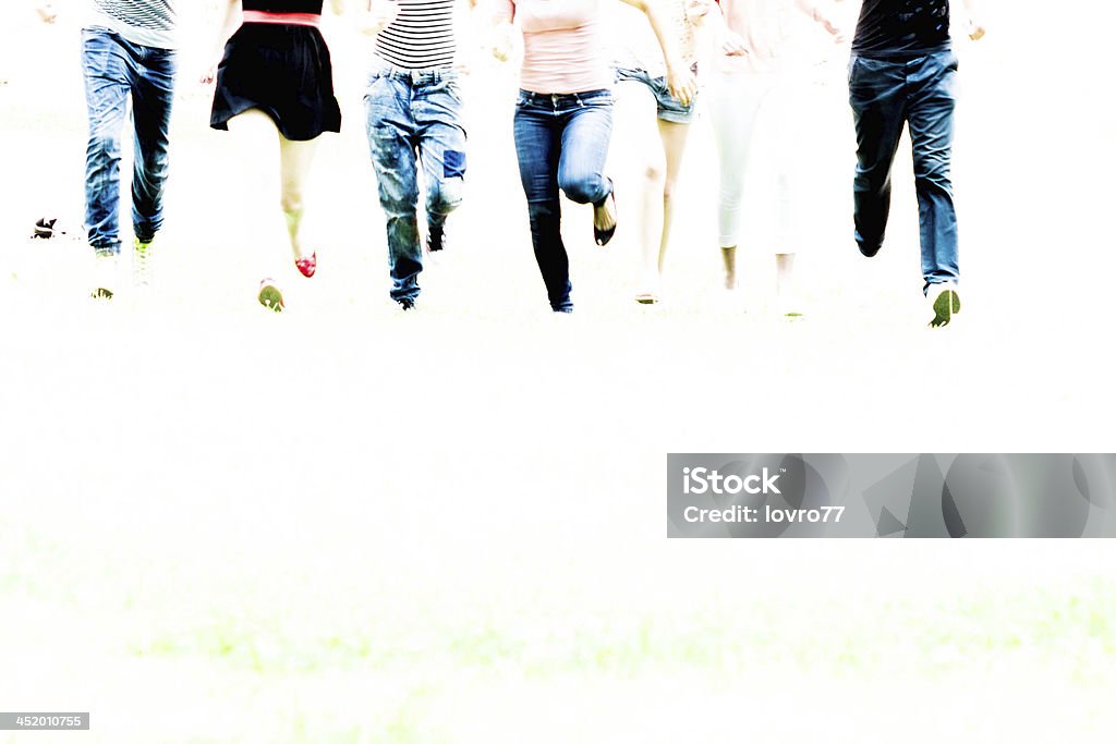 Gruppo di amici in esecuzione attraverso il parco - Foto stock royalty-free di Adolescente
