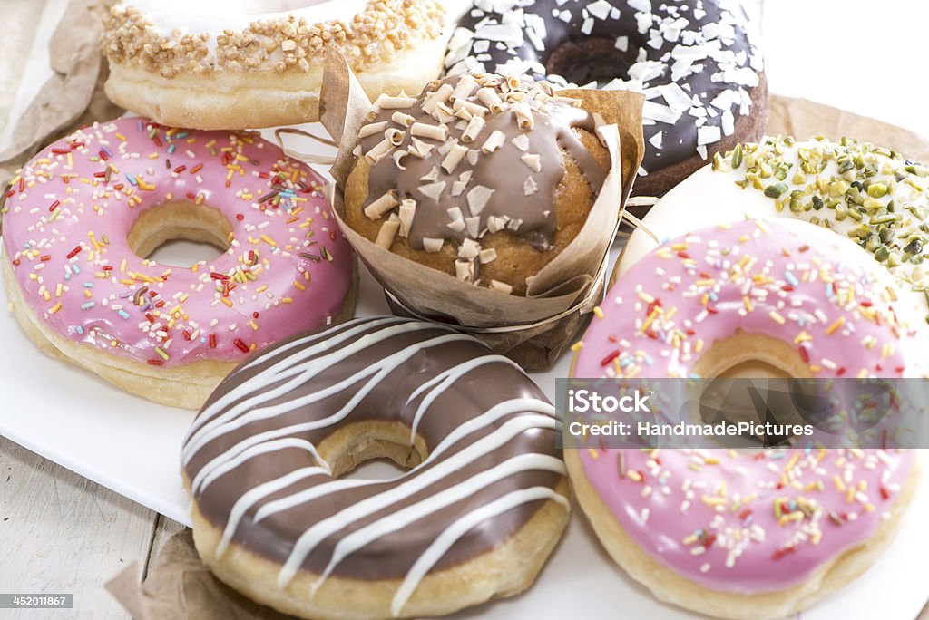 Bollos caseros y Donuts - Foto de stock de Al horno libre de derechos