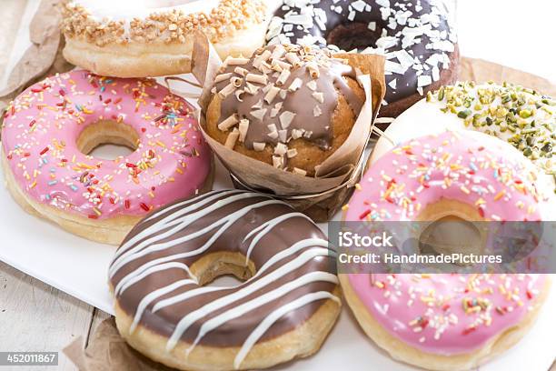 Bollos Caseros Y Donuts Foto de stock y más banco de imágenes de Al horno - Al horno, Alimento, Azúcar