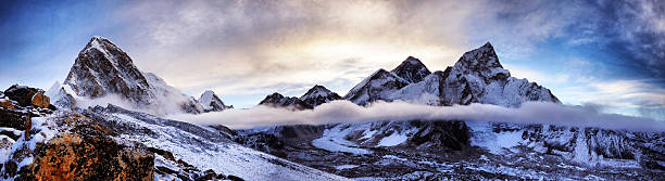 topo do mundo, nepal - mt pumori imagens e fotografias de stock