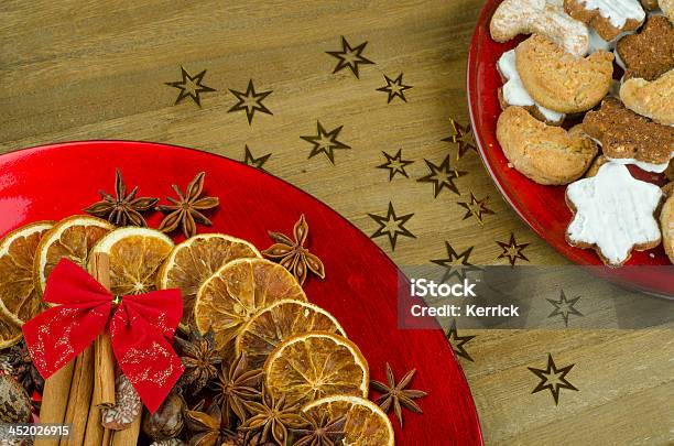 Weihnachtsplätzchen Und Tischdekoration Stockfoto und mehr Bilder von Advent - Advent, Band, Braun