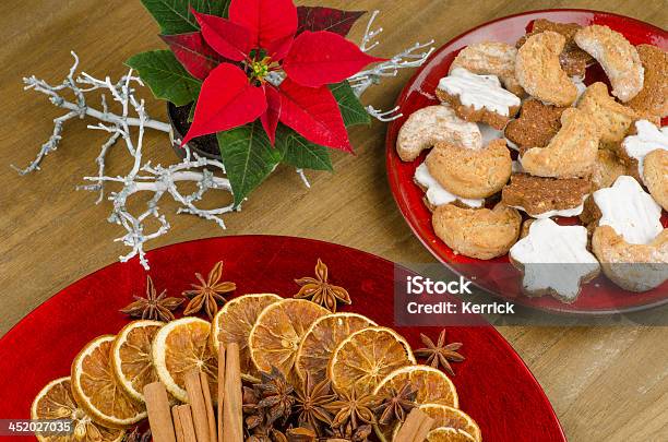 Weihnachtsplätzchen Und Tischdekoration Stockfoto und mehr Bilder von Band - Band, Braun, Christbaumkugel