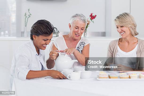 Maduro Amigos Mientras Disfruta De Un Té De Media Tarde Todos Juntos Foto de stock y más banco de imágenes de 20 a 29 años