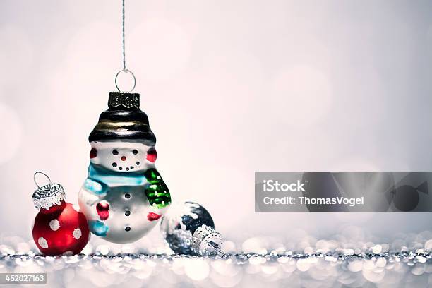 Decoración De Navidad Muñeco De Nieve De Invierno Oro Bokeh Bauble Glitter Foto de stock y más banco de imágenes de Adorno de navidad