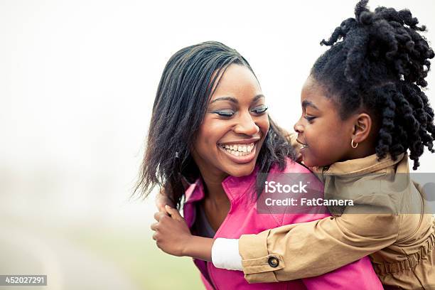 Diversión Para La Familia En La Niebla Día Foto de stock y más banco de imágenes de Abrigo de invierno - Abrigo de invierno, Actividad, Africano-americano