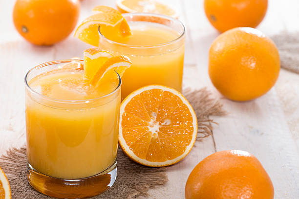 porzione di succo di arancia appena fatto - fresh juice foto e immagini stock