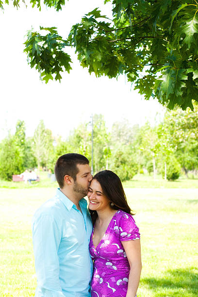 Beso Pareja en el parque - foto de stock