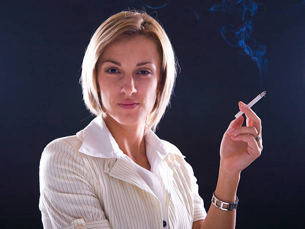 Mujer de negocios con cigarrillo - foto de stock