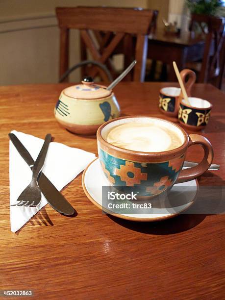 기포 커피 제공 페루 민족별 식기 0명에 대한 스톡 사진 및 기타 이미지 - 0명, 그릇, 기포 음료